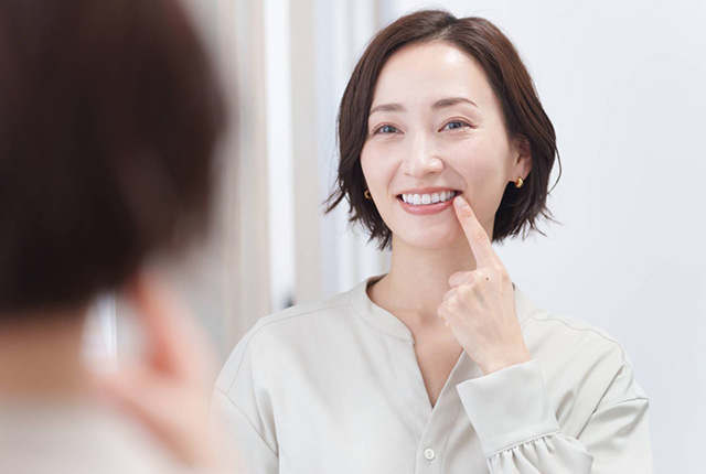 白い歯の女性